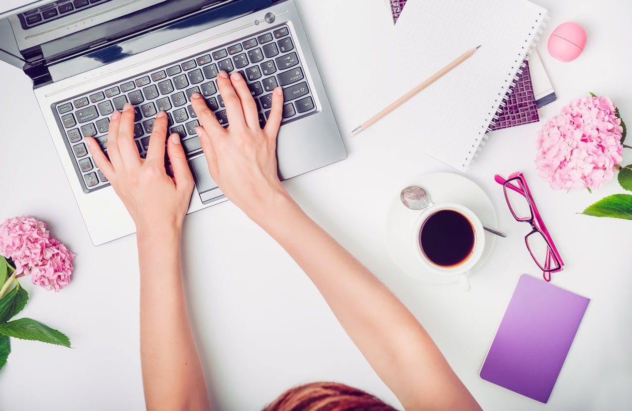 content writing desk laptop